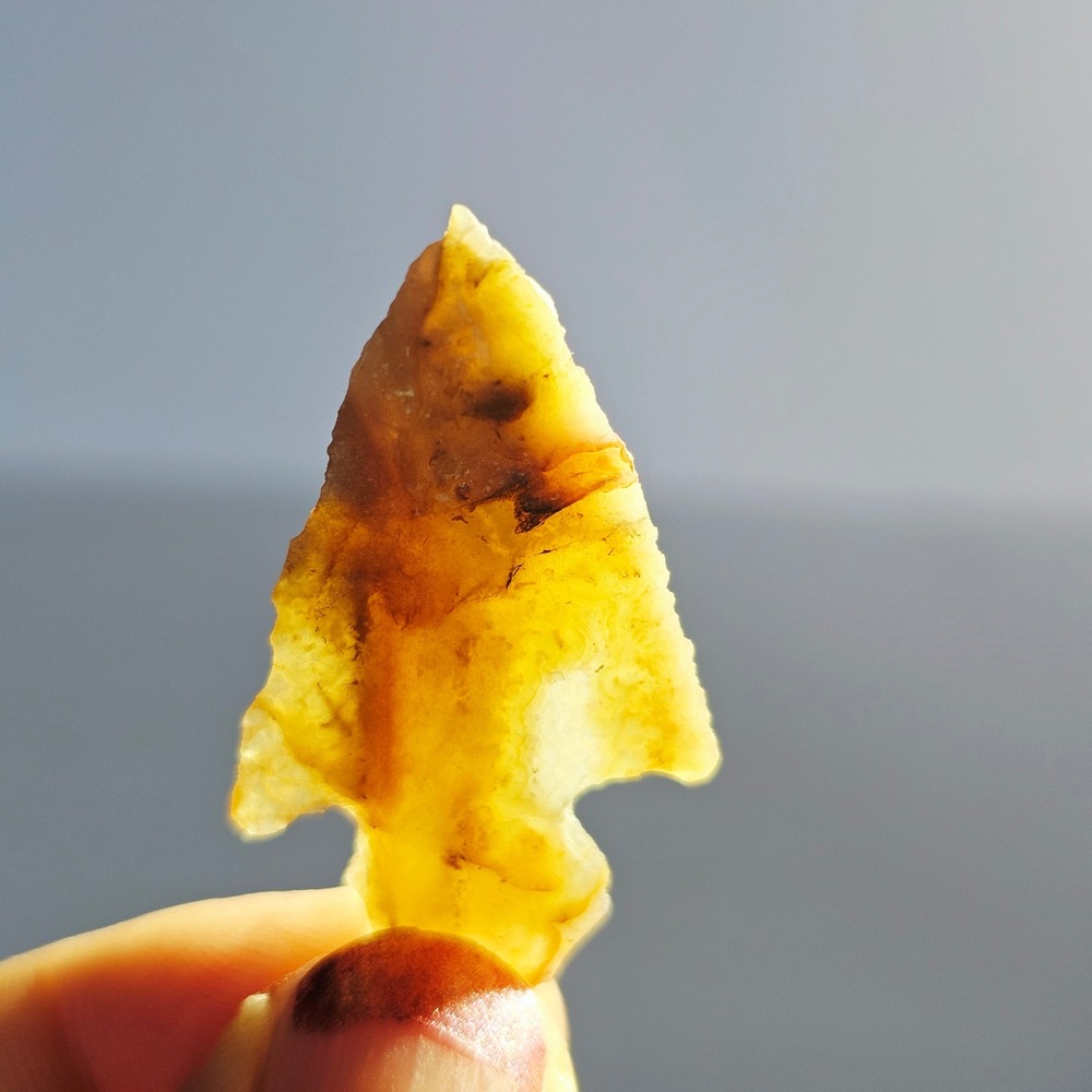Vintage Hand Knapped Stone Arrowhead Translucent Honey Brown Projectile Point